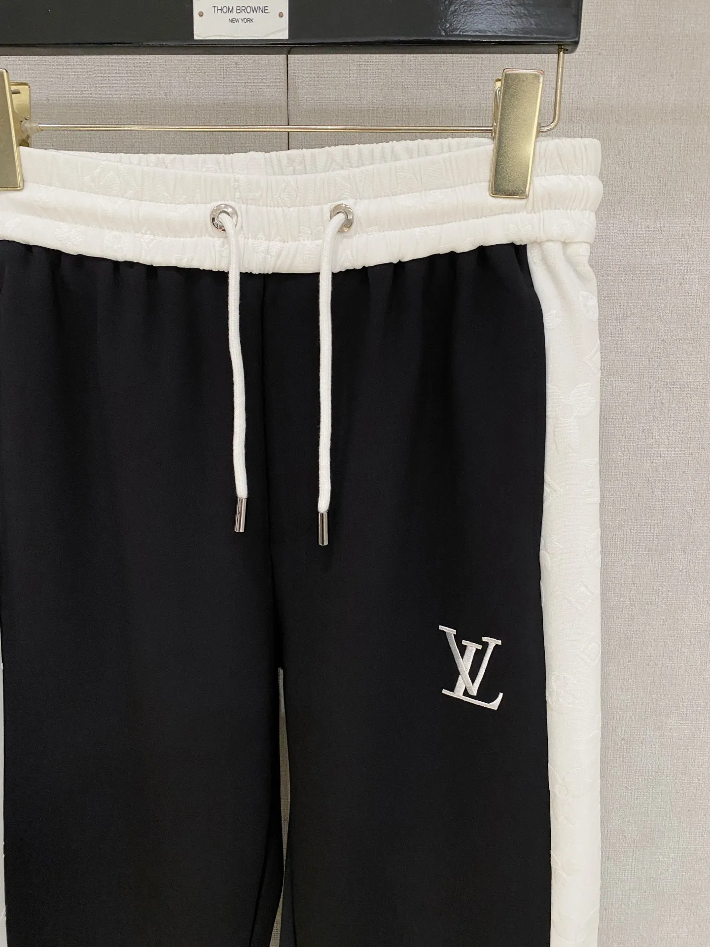 🅿️720 LV hot-selling suit is coming. Focus on the original version of the official website. 2025 new hot-selling cardigan suit. The original order is the best. 🇭🇰The meticulous work of top designers. It has a fitting and perfect upper body effect. All-natural high-quality Tencel Roman cotton 100%, close-fitting comfort, noble and elegant! Original hardware embodies elegance and nobility! Counter size: M-3XL (maximum wear up to 190 pounds)